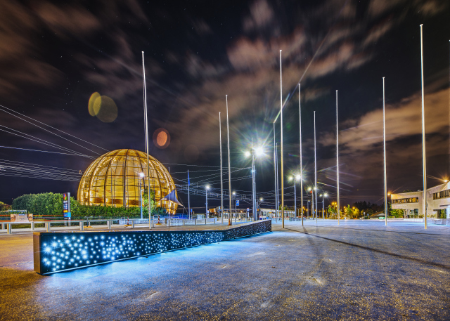 CERN-PHOTO-201808-226 Esplanade des Particules de nuit